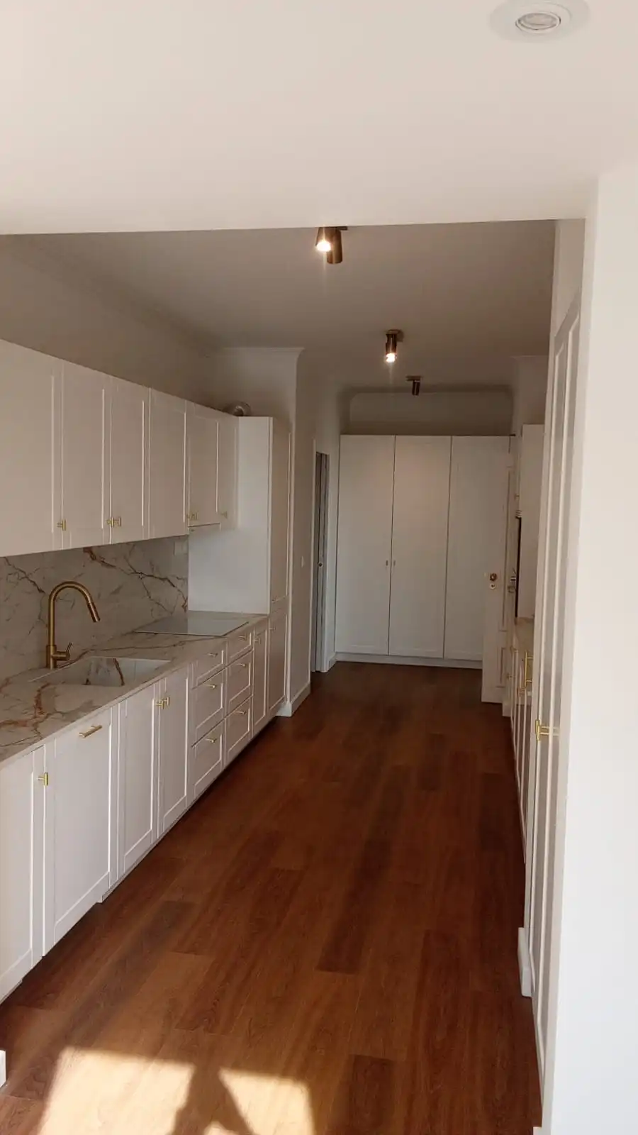 Cozinha por medida por Mudei a Casa - Remodelação de Interiores