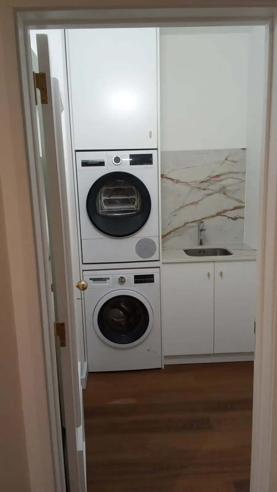 Trannsformação de Espaços Lavandaria por Mudei a Casa - Remodelação de Interiores